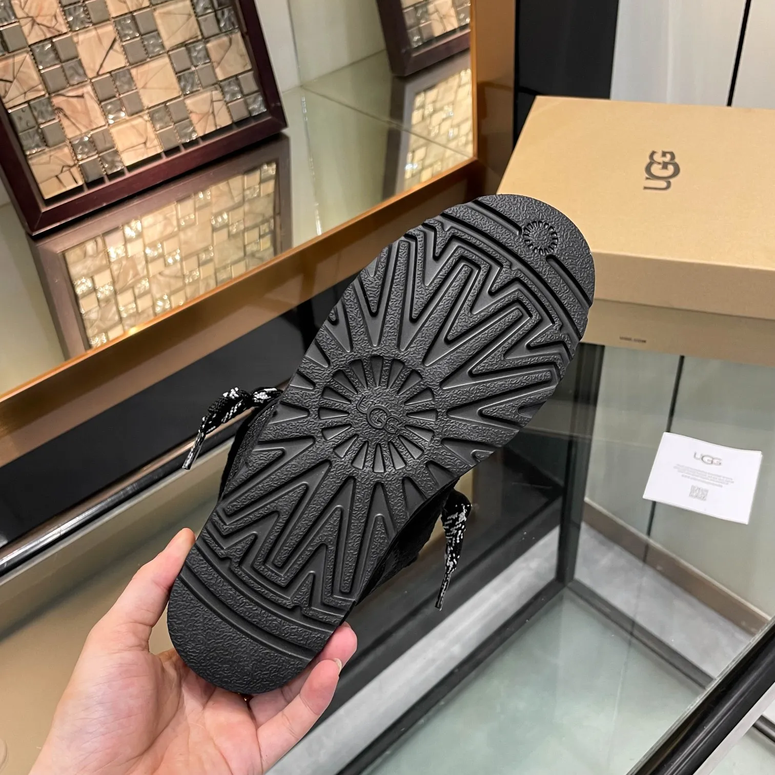 Men's shoes for P580! UGG~25vs popular platform thick-soled casual shoes series... [Round-toe thick-soled casual shoes] A shoe that does not clash with shirts, simple partition design ➕ spotted outsole, silk curls on the upper, a must-have for autumn and winter, can be worn with any pants or skirt, very comfortable and beautiful on the feet... ❶Material: Original customized cow ➕Breathable mesh ❷Inner lining: Original customized wool ❸ Foot pads: Original customized sheepskin ❹Outsole: Original molded wear-resistant velvet foam outsole ❺Number of codes: 35-41 ❻Packaging: Original full set of packaging ☀Color: Official website updated simultaneously